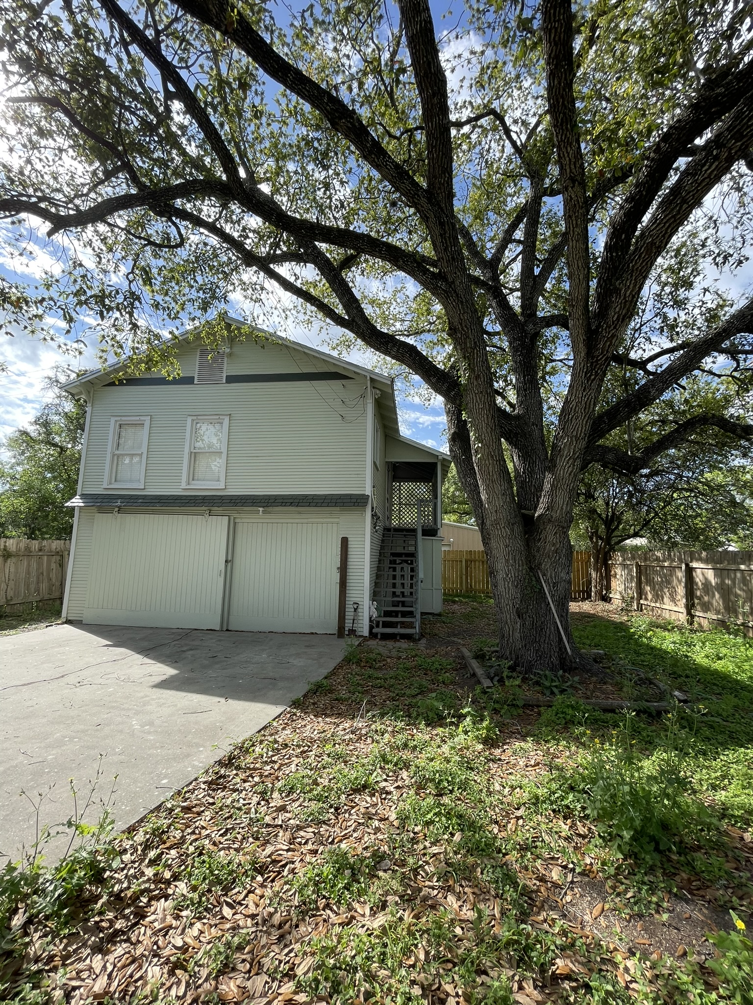 715 1/2 W Richard Ave